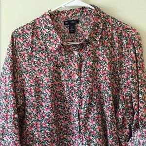 GAP Floral top perfect for spring and summer!